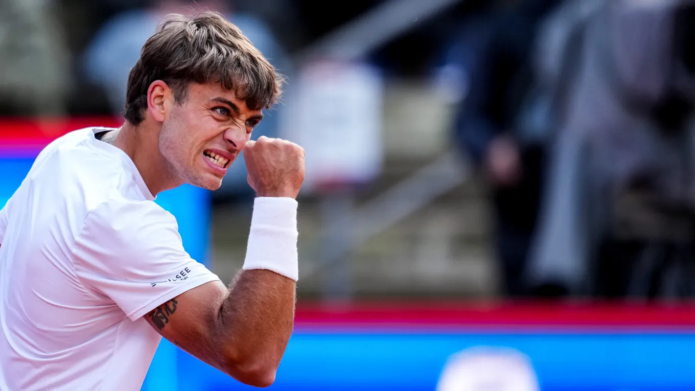 Коболли – Тиафо прогноз и ставки на матч ATP Халле 15 июня 2026 года