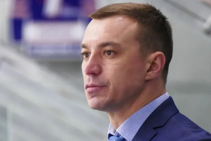 Клуб ВХЛ «Омские Крылья» расторг контракт с экс-защитником «Барыса»