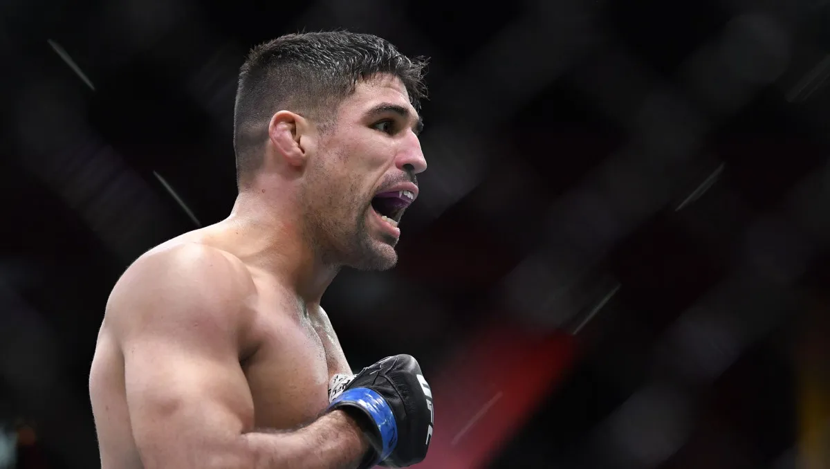 Люке – Альварез прогноз на UFC Fight Night 261 Рио 12 октября 2025 года