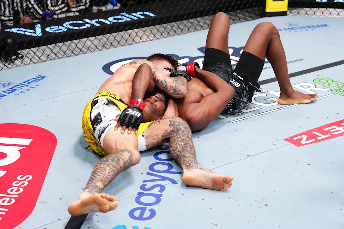Амосов задушил Магни на UFC Vegas 112
