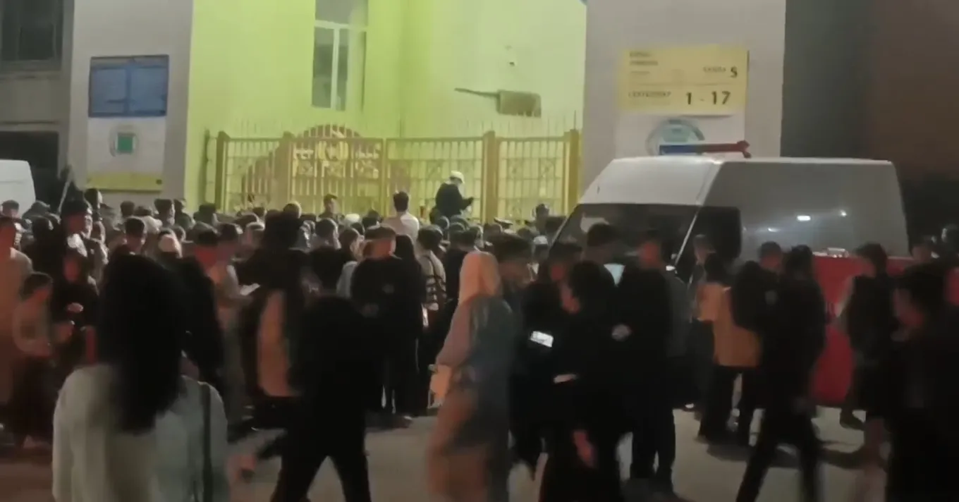 Возле ворот остались стоять десятки человек