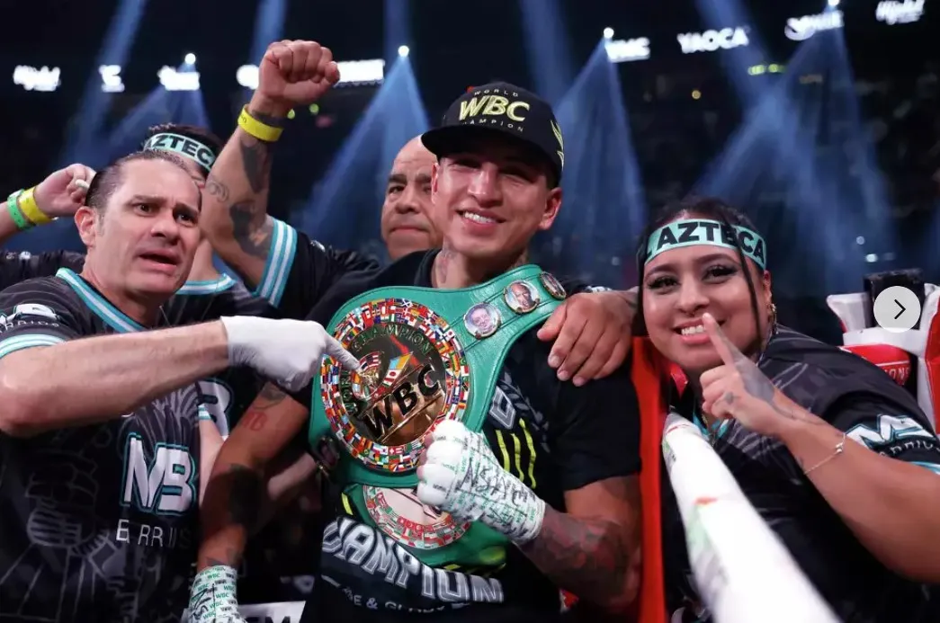 Марио Барриос чемпион мира по версии WBC в полусреднем весе