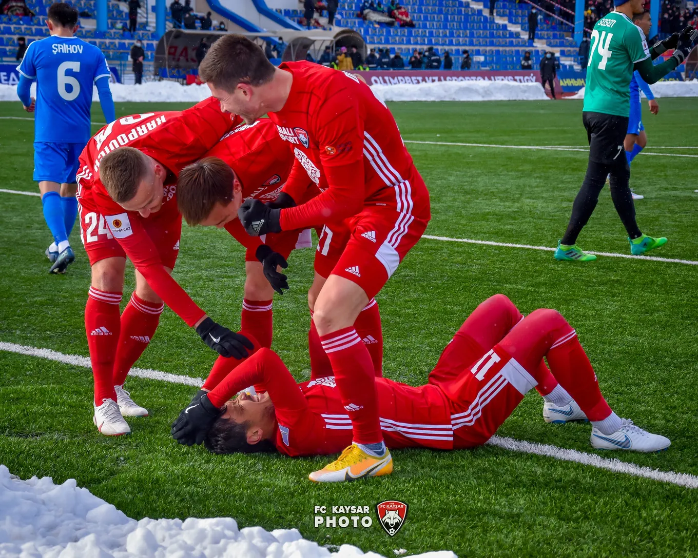 Игроки «Кайсара» празднуют гол «Таразу»