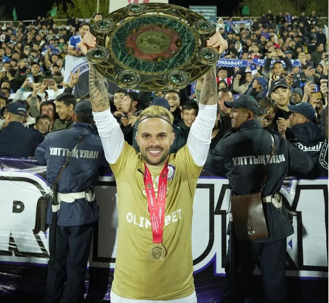 Ауро с чемпионской «салатницей»