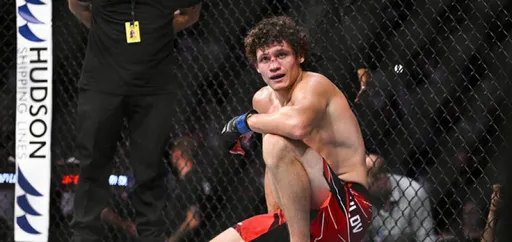 Энтони Эрнандес задушил Романа Копылова на турнире UFC 298