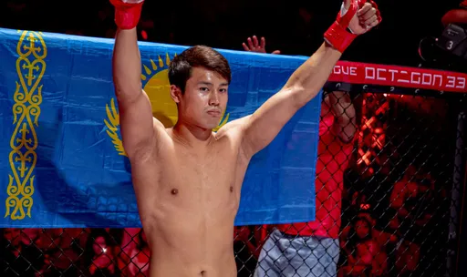 Казахстанский актер отправил соперника в нокаут на турнире MMA