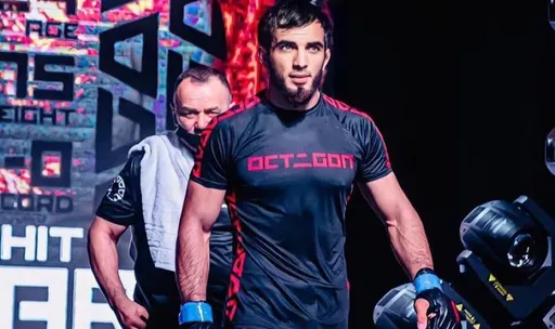 Непобежденный казахстанский чемпион досрочно победил российского бойца MMA
