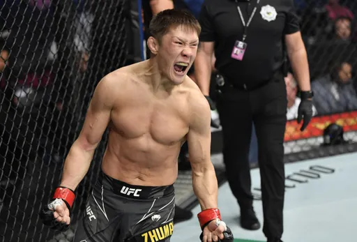 Жалгас Жумагулов одержал первую победу в UFC: поймал соперника на гильотину и претендует на бонус в 75 тысяч!