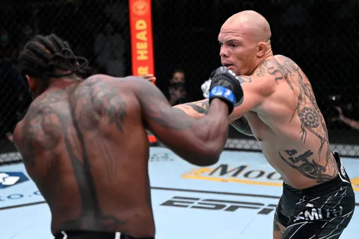 На турнире UFC очередная потасовка - Смит и Спэнн хотели продолжить даже после боя