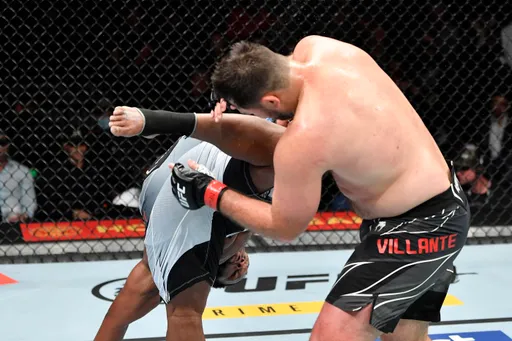 На UFC 268 безумное количество нереальных нокаутов: от удара ногой с разворота до летящего колена