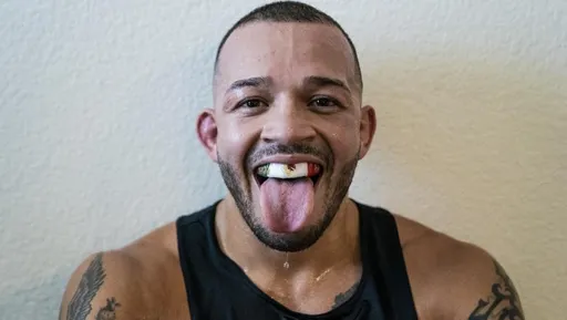 Боец UFC Ривера арестован после нападения на своих сестёр с ножом