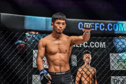 Самый талантливый проспект ONE FC наступает на пятки Ахметову: получает признание и радует безумными боями