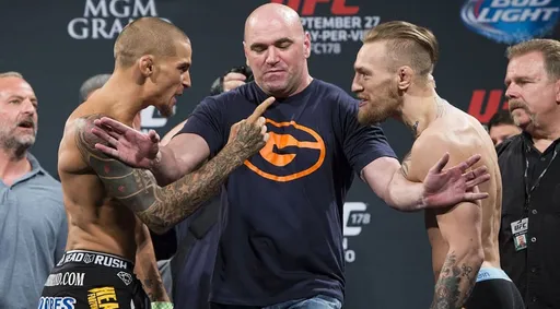 Макгрегор и Порье провели дуэль взглядов перед UFC 257