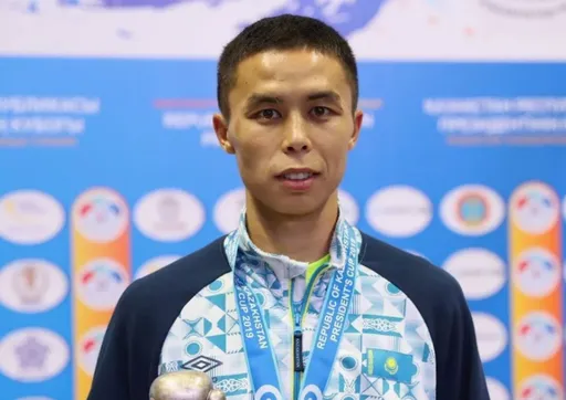 Чемпиону мира из Казахстана подарили белоснежного жеребца