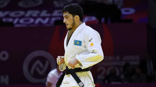 Шерзод Давлатов победил чемпиона мира и вышел в финал ЧМ по дзюдо