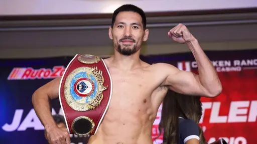 Алимханулы ответил Ширазу после критики боя за титул WBO