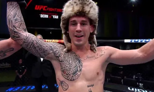 Аллен надел тымак после очередной победы на UFC