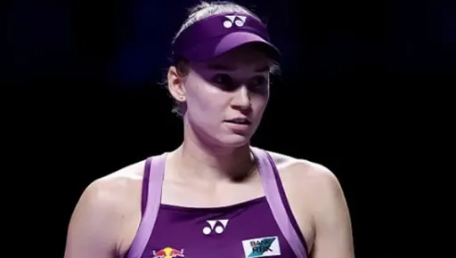Рыбакина разгромила Анисимову на старте Итогового турнира WTA