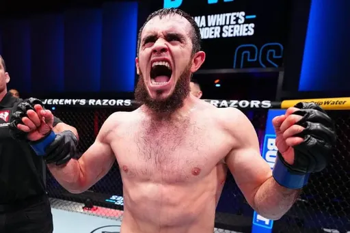 Два российских бойца получили контракты с UFC