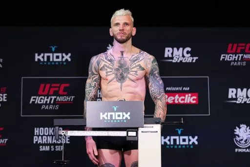 Дэн Хукер и Саладин Парнасс прошли взвешивание перед турниром UFC