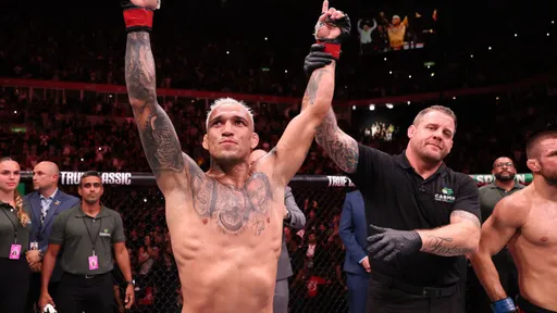 Чарльз Оливейра обновил три рекорда UFC после победы на домашнем турнире