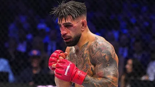 Бывший чемпион UFC Топурия объявил о возвращении