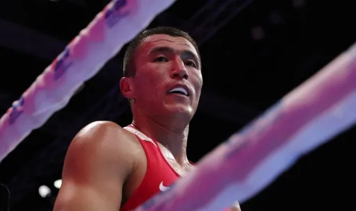 Райыс вышел в четвертьфинал чемпионата мира по боксу, побывав в нокдауне