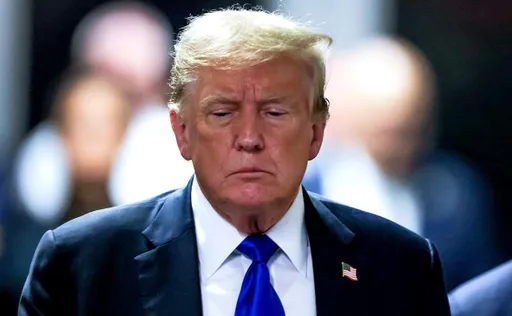 Дональд Трамп посетил бой Махачева и Порье