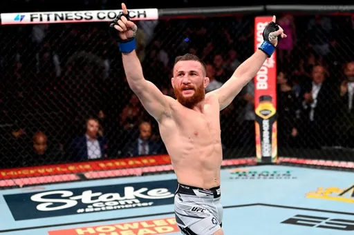 Двалишвили победил Петра Яна в главном поединке турнира UFC Fight Night 221
