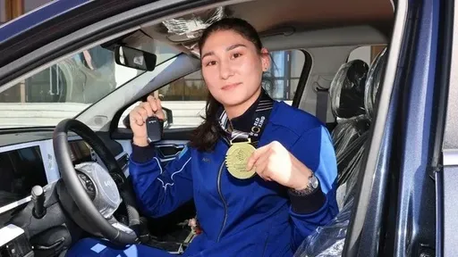 Двукратную чемпионку мира Аиду Абикееву наградили автомобилем в Караганде