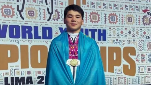 Акжол Курманбек с мировыми рекордами стал чемпионом Азии по тяжелой атлетике