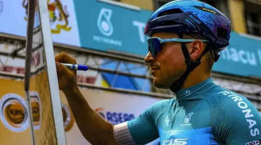 Гонщик XDS Astana Team попал в завал в Малайзии
