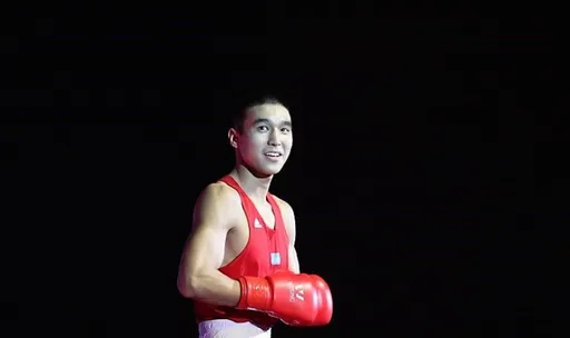 Бек Нурмаганбет нокаутировал непобежденного нигерийца в карде у Канело