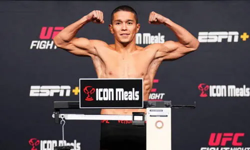 Асу Алмабаев стал первым казахстанцем, получившим главный бой в UFC