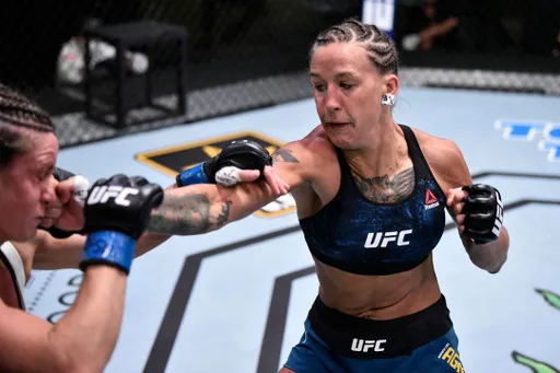 Казахстанская боец UFC Агапова просит занять деньги на ремонт авто после потопа