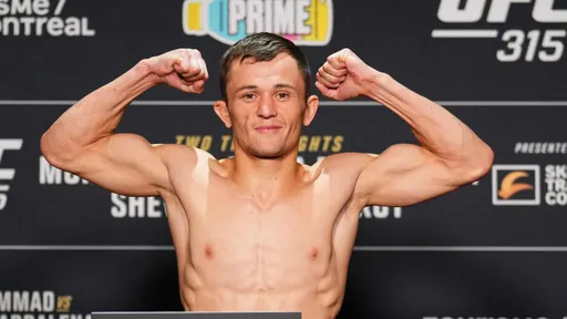 Бекзат Алмахан провёл битву взглядов перед поединком на турнире UFC в Баку
