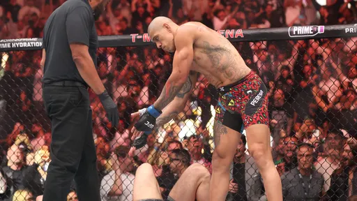 Перейра потроллил Анкалаева после победы на UFC 320