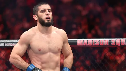 Махачев намекнул на новую цель после 16-й победы подряд в UFC