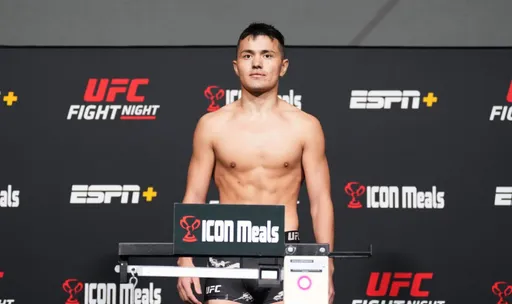 Казах из UFC Максат Кайсар прошел взвешивание и провел «дуэль взглядов» перед боем с россиянином Борщевым