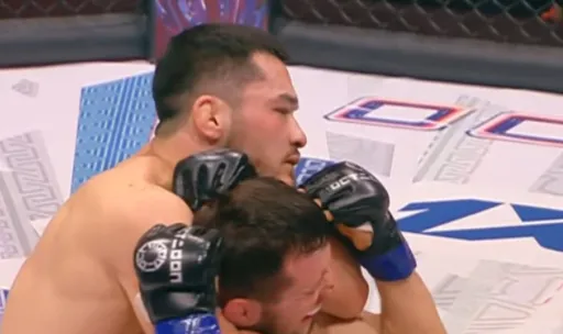 Казахстанец Малик избил и удушил узбекистанца на Octagon 80