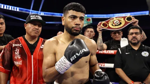 Непобежденный чемпион IBF Рэймонд Мураталья уверенно защитил титул в бою с олимпийским чемпионом