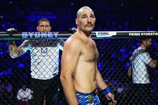 Экс-чемпион UFC Стрикленд ответил, как можно победить Махачева и Чимаева