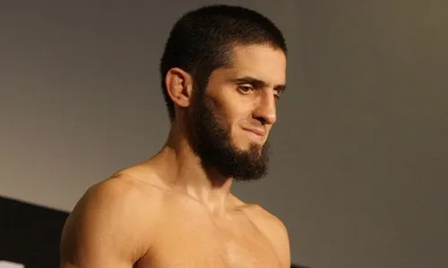 Махачев оказался тяжелее Волкановски на взвешивании перед UFC 284