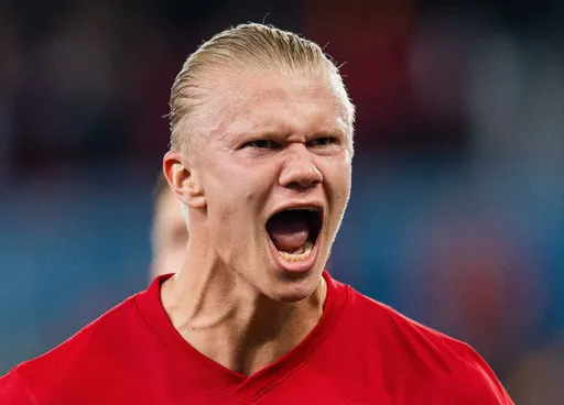 Эрлинг Холанд изменил фамилию на форме