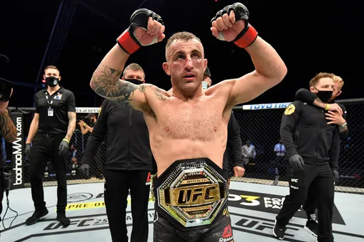 Александр Волкановски вновь стал чемпионом UFC в полулегком весе