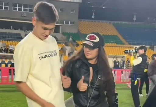 Мама Калмурзы станцевала с сыном на чествовании чемпионов КПЛ