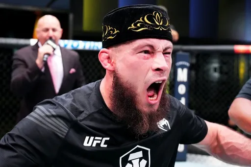 Фахретдинов задушил Ли в первом раунде на UFC Vegas 76