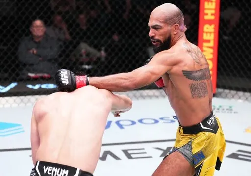 Чарльз Джонсон победил Джейка Хэдли на UFC on ESPN 56