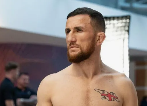 Кормье назвал единственного конкурента Двалишвили в легчайшем весе UFC
