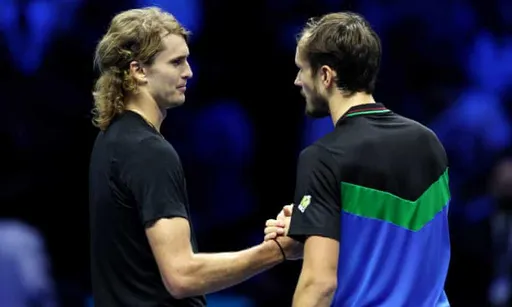 Медведев победил Зверева и вышел в полуфинал Итогового турнира ATP